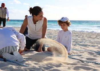 Realizan jornada de limpieza de arenales en Playa Delfines