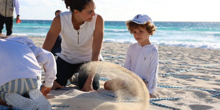 Realizan jornada de limpieza de arenales en Playa Delfines