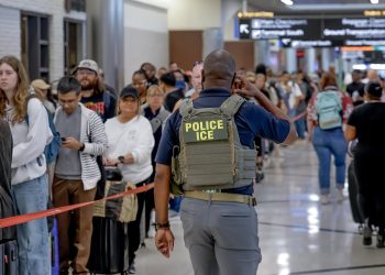 Filas de hasta cuatro horas y escasez de personal generan caos en aeropuertos de EE.UU.
