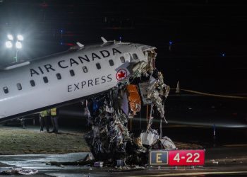 Avión de Air Canada choca con camión de bomberos en New York; dos muertos