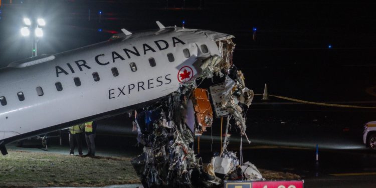 Avión de Air Canada choca con camión de bomberos en New York; dos muertos