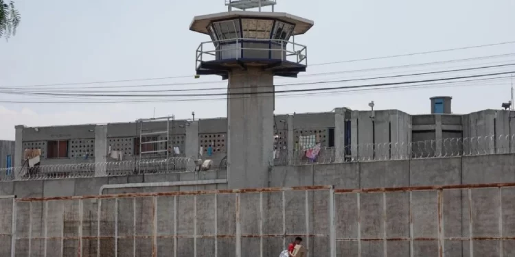 Denuncian extorsiones y abusos en penal femenil de Santa Martha Acatitla