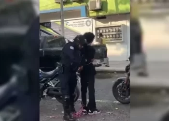 Adolescente asesina a balazos a dos profesoras en preparatoria de Michoacán