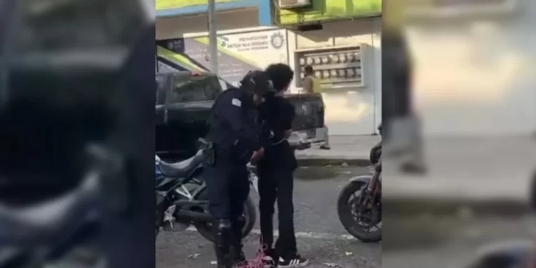 Adolescente asesina a balazos a dos profesoras en preparatoria de Michoacán