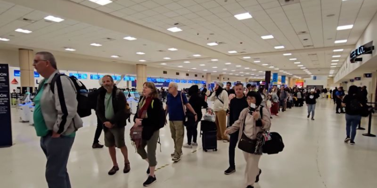 Leyes de inmigración aeropuertos: Crisis en EU 2026
