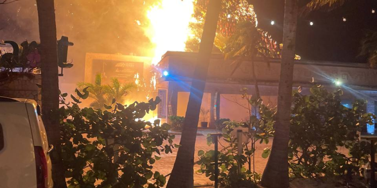 Incendio palapa Xcaret Cancún: Fuego controlado