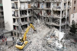 Edificios dañados en Teherán tras bombardeos en el día 25 de la guerra entre Estados Unidos, Israel e Irán