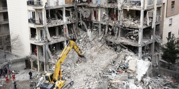 Edificios dañados en Teherán tras bombardeos en el día 25 de la guerra entre Estados Unidos, Israel e Irán