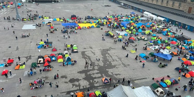 CNTE levanta campamento en el Zócalo; colocan vallas en Palacio Nacional
