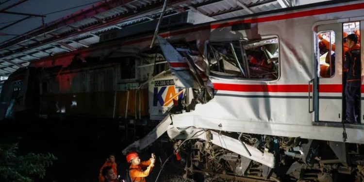 15 mujeres mueren en vagon exclusivo femenino tras choque de trenes en Indonesia