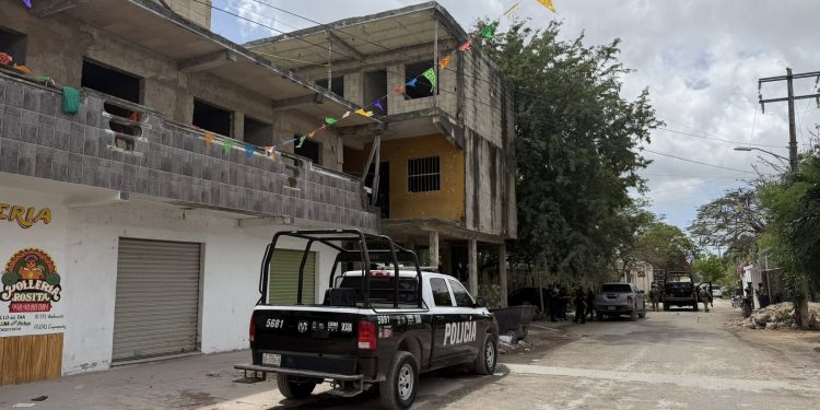 Reportan a hombre sin vida en cuartería de Bonfil con indicios de agresión