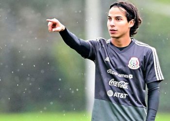 Diego Lainez durante partido de Liga MX en medio de polémica por quedar fuera del Mundial 2026