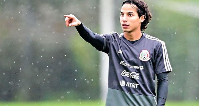 Diego Lainez durante partido de Liga MX en medio de polémica por quedar fuera del Mundial 2026