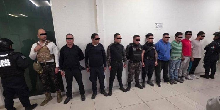 Detienen a seis policias y al director de Seguridad de Jilotzingo por robo de tractocamion