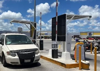 Sancionan cobros excesivos en estacionamiento de Cancún Mall; autoridades toman medidas