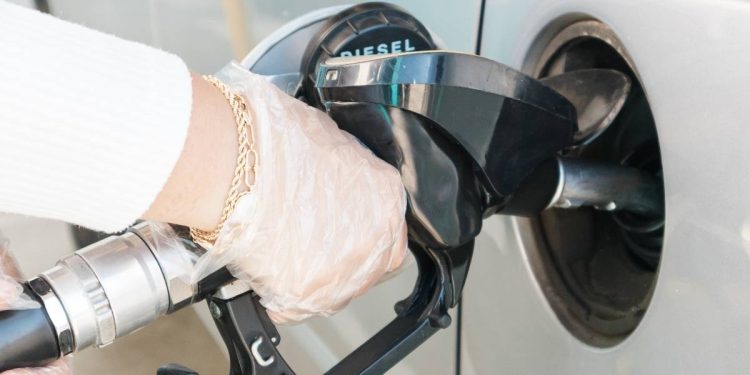 Gobierno de Mexico fija tope de 28 pesos por litro de diesel buscan reducir costos para consumidores