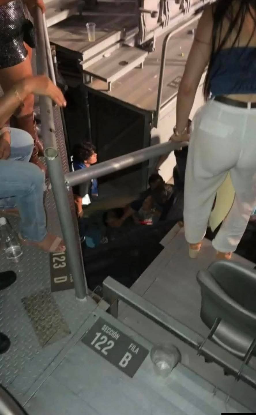 Muere mujer al caer del Arena GNP de Acapulco durante el concierto de Edén Muñoz