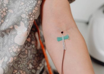Investigan muerte de padre e hijo tras recibir suero intravenoso en Hermosillo