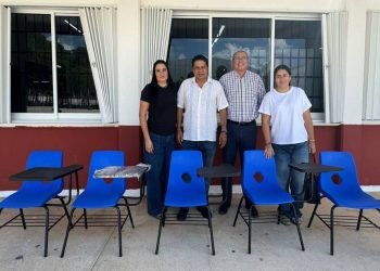Lenin Amaro Betancourt dona sillas para estudiantes zurdos a secundaria de Villas del Sol en Playa del Carmen