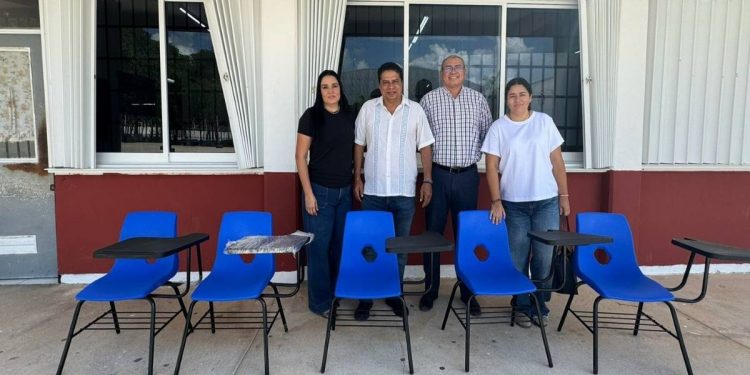 Lenin Amaro Betancourt dona sillas para estudiantes zurdos a secundaria de Villas del Sol en Playa del Carmen