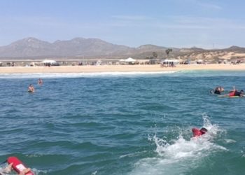 Rescata Marina a dos turistas en playas de Oaxaca y Baja California