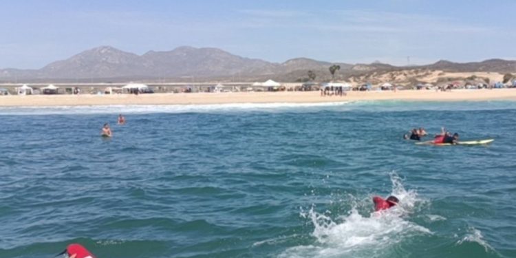 Rescata Marina a dos turistas en playas de Oaxaca y Baja California