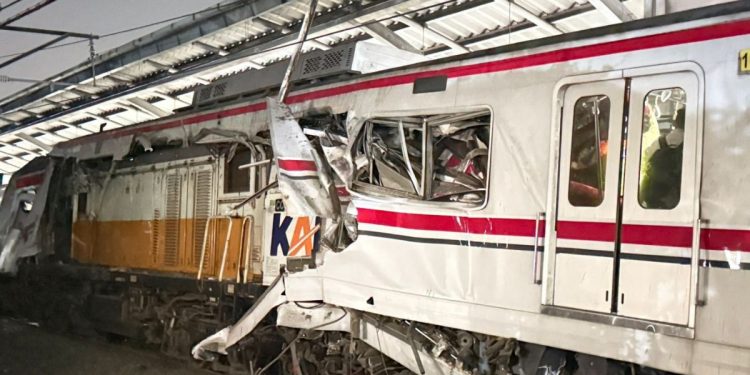 Trenes chocan en el Metro de Indonesia, hay 5 muertos y decenas de heridos