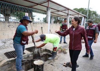 Ana Paty Peralta, constató el trabajo de las brigadas de desazolve y limpieza de rejillas en la Supermanzana 228