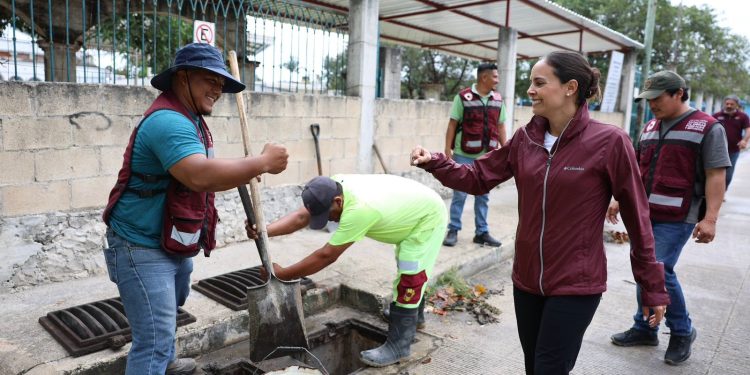 Ana Paty Peralta, constató el trabajo de las brigadas de desazolve y limpieza de rejillas en la Supermanzana 228