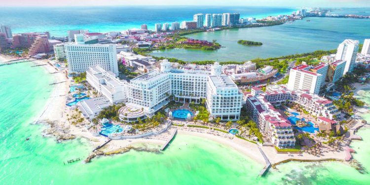 Cancún celebra 56 años como capital turística de México