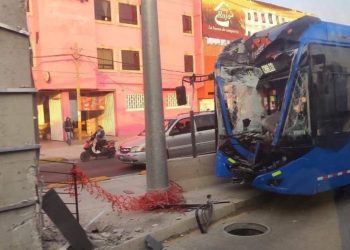 “Se durmió el chofer” : Trolebús choca rumbo a Chalco y deja heridos
