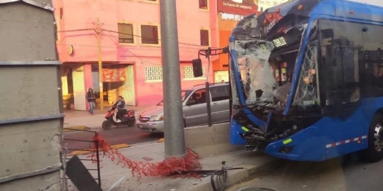 “Se durmió el chofer” : Trolebús choca rumbo a Chalco y deja heridos