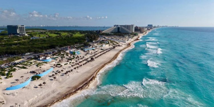 Playas de Cancún reportan bajo nivel de sargazo en 2025