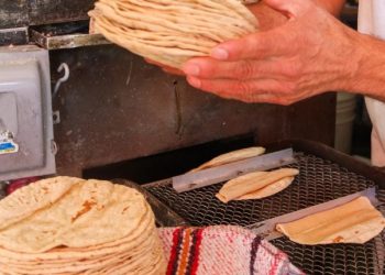 Precio de la tortilla en México subiría hasta cuatro pesos, alertan productores