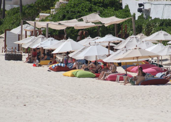 Permisos camastros playas Cancún: Reglas clave 2026