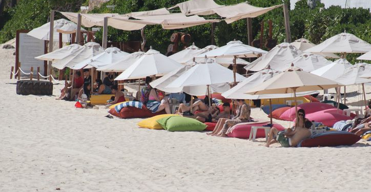 Permisos camastros playas Cancún: Reglas clave 2026
