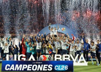 Jugadores de Cruz Azul levantando el trofeo del Clausura 2026 en Ciudad Universitaria