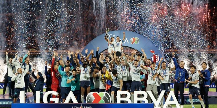 Jugadores de Cruz Azul levantando el trofeo del Clausura 2026 en Ciudad Universitaria