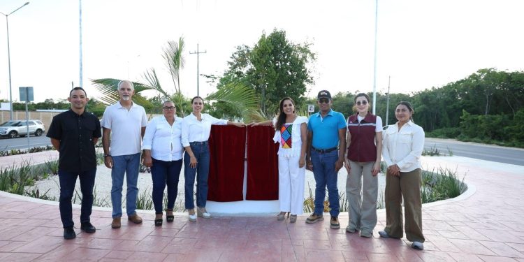 Ana Paty Peralta y la gobernadora del Estado, Mara Lezama Espinosa, inauguraron la renovada entrada a Cancún sobre la carretera libre a Mérida