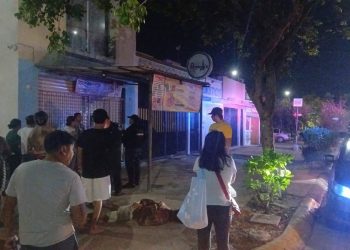 Cancún: Vecinos evitan robo en pizzería y detienen a sospechoso