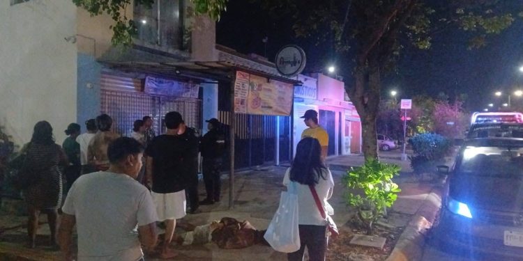 Cancún: Vecinos evitan robo en pizzería y detienen a sospechoso