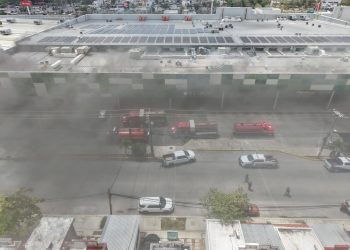 Fuego en tienda de ropa desata evacuación en Mi Plaza Héroes