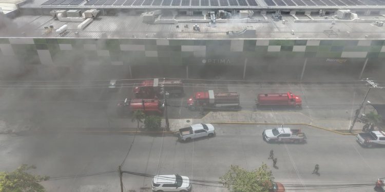 Fuego en tienda de ropa desata evacuación en Mi Plaza Héroes