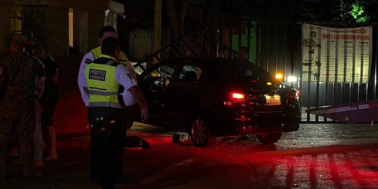 Cancún: conductor se estrella contra acceso de guarnición militar