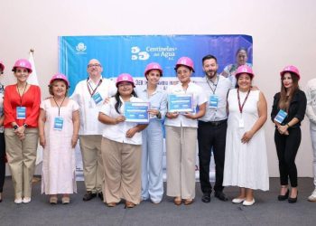 Ana Paty Peralta reconoce a las primeras mujeres de CAPA que reciben Cascos Rosas en Quintana Roo
