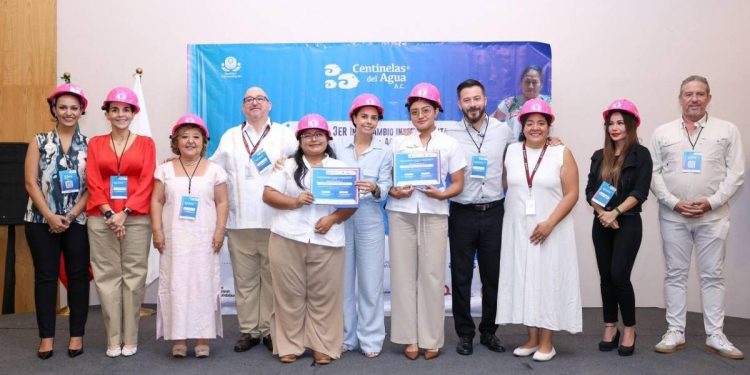 Ana Paty Peralta reconoce a las primeras mujeres de CAPA que reciben Cascos Rosas en Quintana Roo