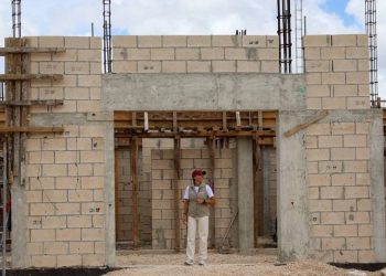 Ana Paty Peralta supervisa construccion del Hospital de Bienestar Animal en Cancun