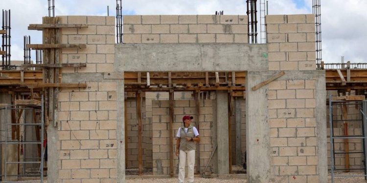 Ana Paty Peralta supervisa construccion del Hospital de Bienestar Animal en Cancun