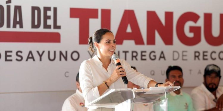 Celebra Ana Paty Peralta el primer Dia Municipal del Tianguista en Cancun