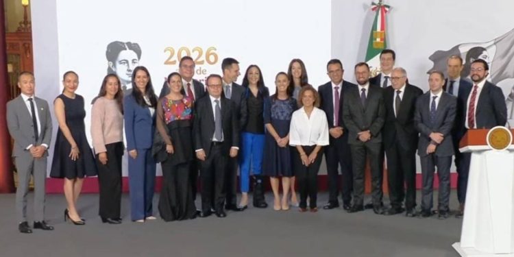 Claudia Sheinbaum anuncia inversion de 21 mil millones de pesos en industria farmaceutica en Mexico